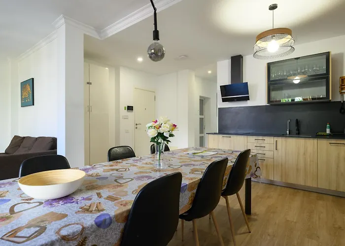 Hjs Plaza Ii Apartment *